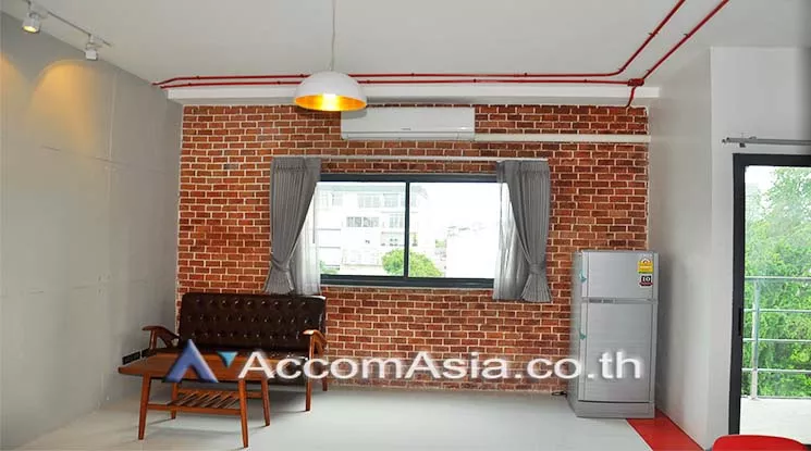  1 Bedroom  Apartment For Rent in Sukhumvit, Bangkok  near BTS Ekkamai (AA11611)