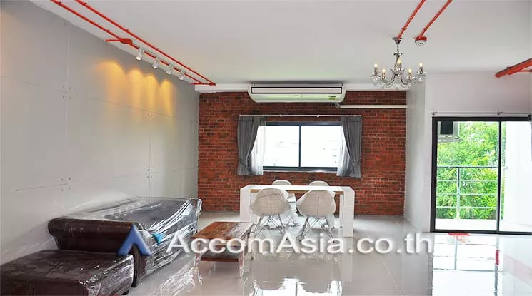  1 Bedroom  Apartment For Rent in Sukhumvit, Bangkok  near BTS Ekkamai (AA11613)