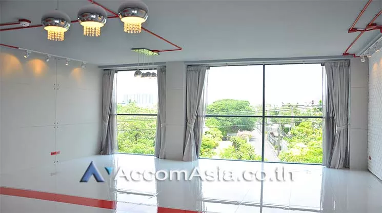 1 Bedroom  Apartment For Rent in Sukhumvit, Bangkok  near BTS Ekkamai (AA11614)