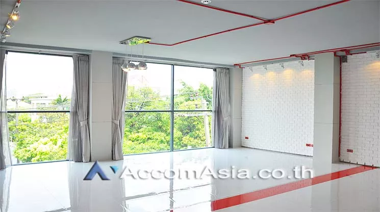  1 Bedroom  Apartment For Rent in Sukhumvit, Bangkok  near BTS Ekkamai (AA11614)