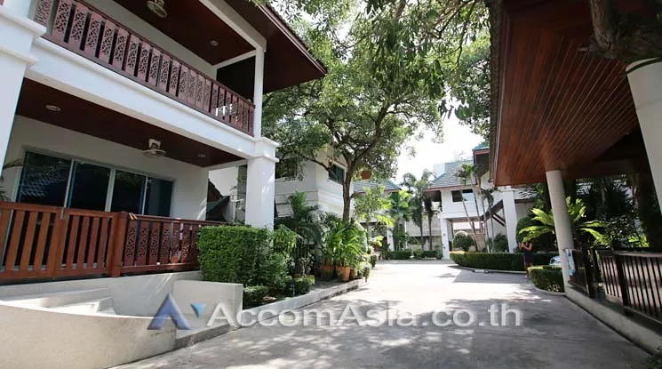 3 Bedrooms  House For Rent in Sukhumvit, Bangkok  near BTS Phrom Phong (AA11731)