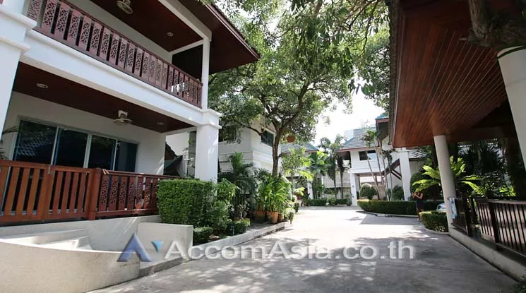 unit 3 Bedrooms  House For Rent in Sukhumvit, Bangkok  near BTS Phrom Phong (AA11731)