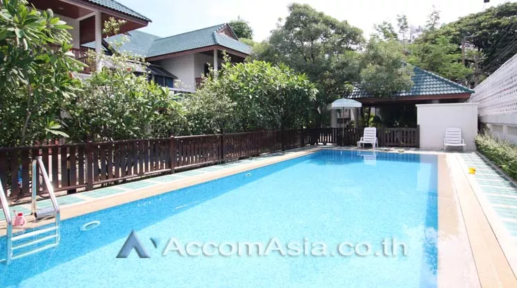  3 Bedrooms  House For Rent in Sukhumvit, Bangkok  near BTS Phrom Phong (AA11731)