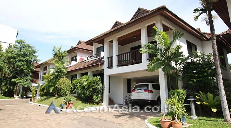 unit 4 Bedrooms  House For Rent in Sukhumvit, Bangkok  near BTS Phrom Phong (AA11732)