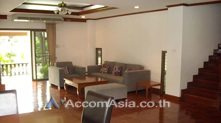  4 Bedrooms  House For Rent in Sukhumvit, Bangkok  near BTS Phrom Phong (AA11732)