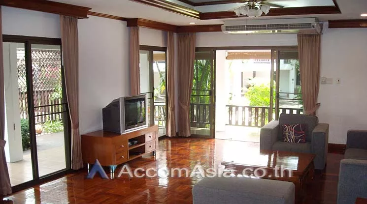  4 Bedrooms  House For Rent in Sukhumvit, Bangkok  near BTS Phrom Phong (AA11732)