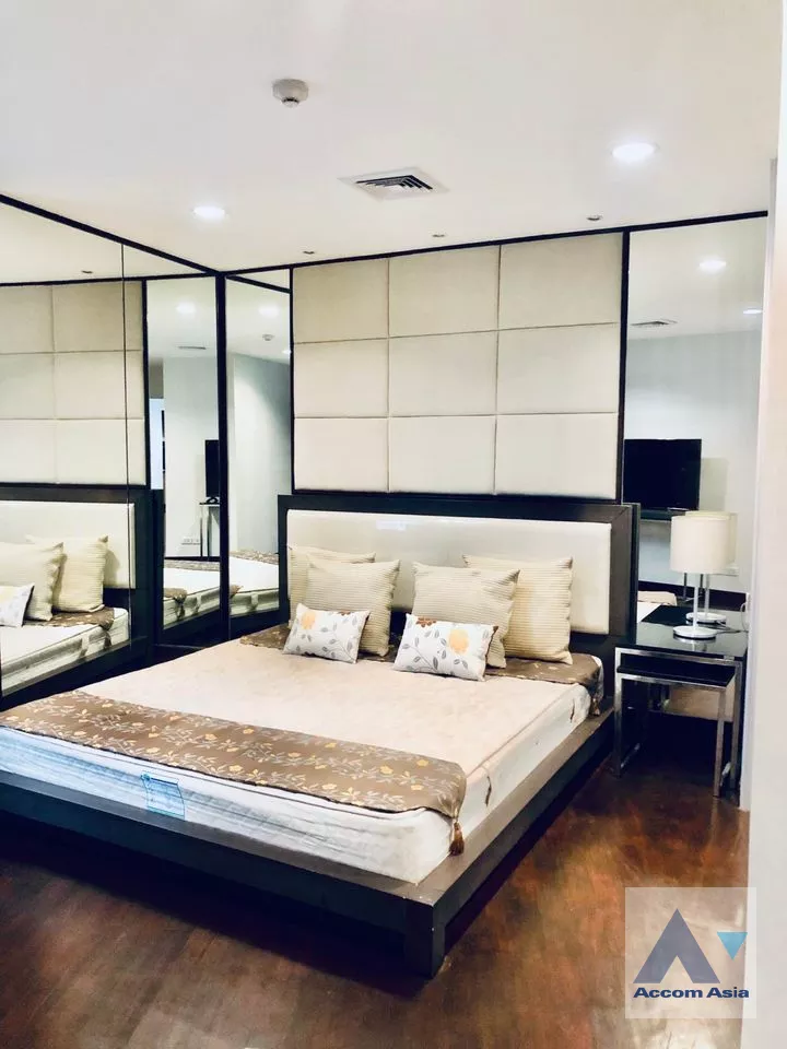  2 Bedrooms  Condominium For Rent & Sale in Ploenchit, Bangkok  near BTS Chitlom (21078)