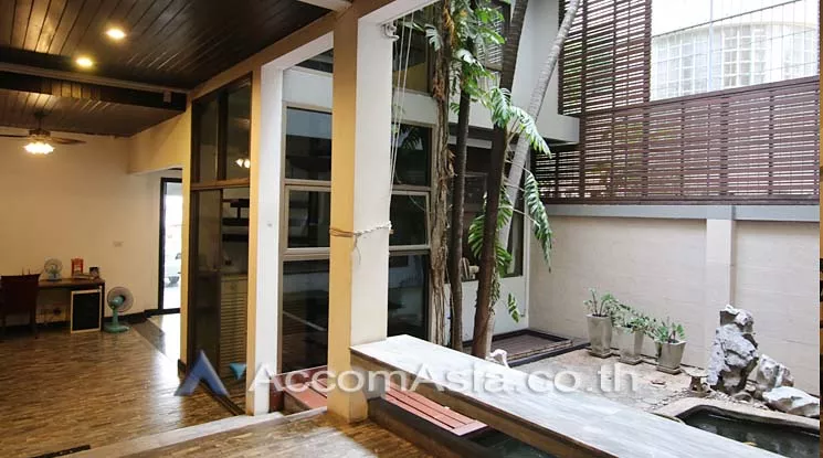  1  Retail / Showroom For Rent in Silom ,Bangkok BTS Sala Daeng AA11862
