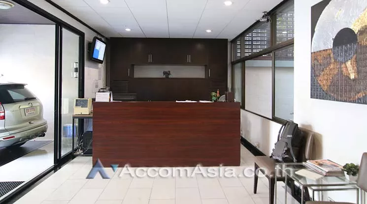 7  Retail / Showroom For Rent in Silom ,Bangkok BTS Sala Daeng AA11862