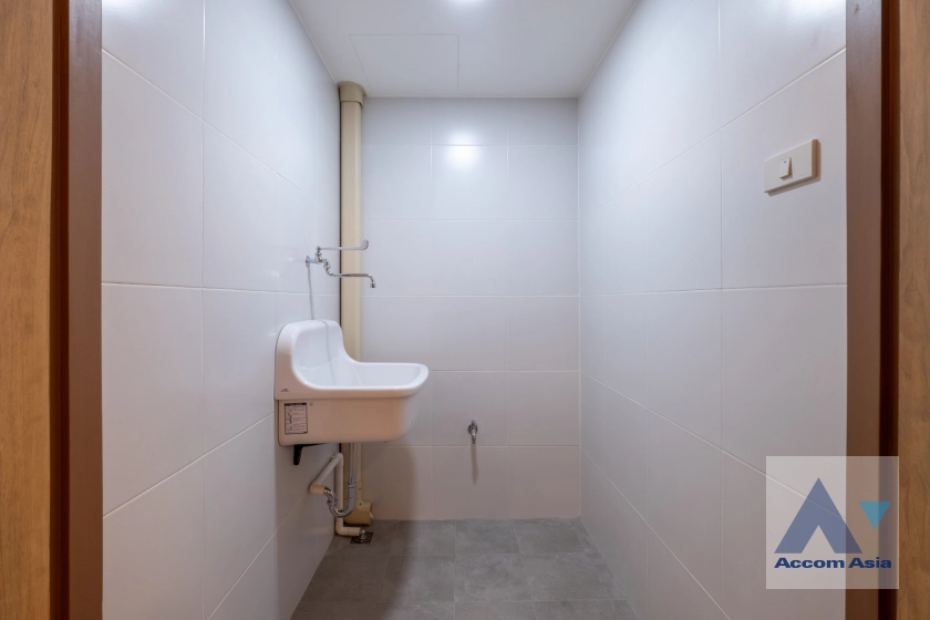 37  3 br Condominium for rent and sale in Ploenchit ,Bangkok BTS Chitlom at Somkid Gardens AA11917