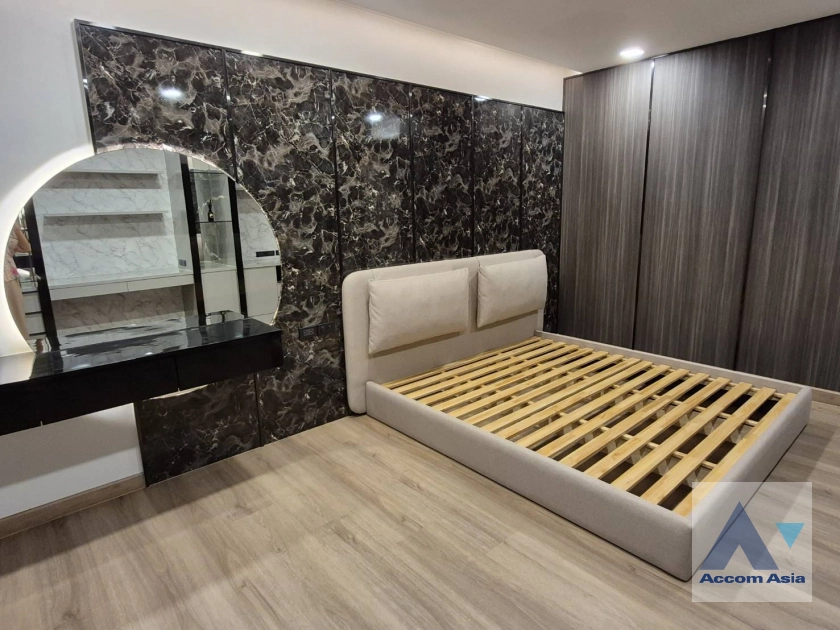 27  3 br Condominium for rent and sale in Ploenchit ,Bangkok BTS Chitlom at Somkid Gardens AA11917