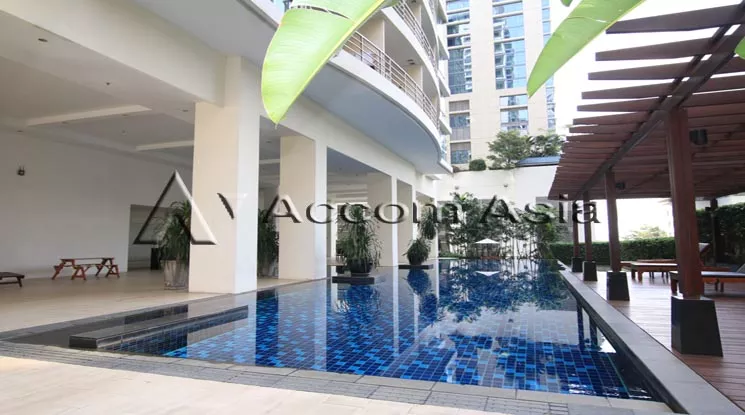  2 Bedrooms  Condominium For Rent in Ploenchit, Bangkok  near BTS Ratchadamri (AA12054)