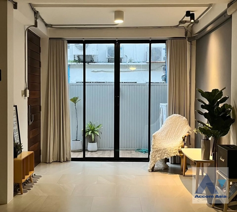 18  3 br Townhouse for rent and sale in Sukhumvit ,Bangkok BTS Ekkamai AA12098