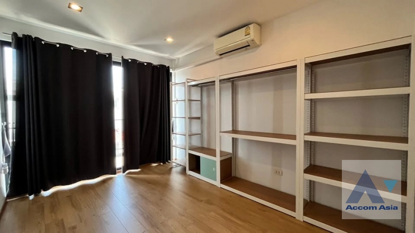 20  3 br Townhouse for rent and sale in Sukhumvit ,Bangkok BTS Ekkamai AA12098