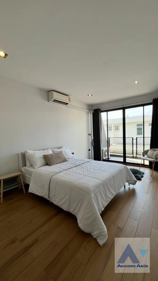 13  3 br Townhouse for rent and sale in Sukhumvit ,Bangkok BTS Ekkamai AA12098