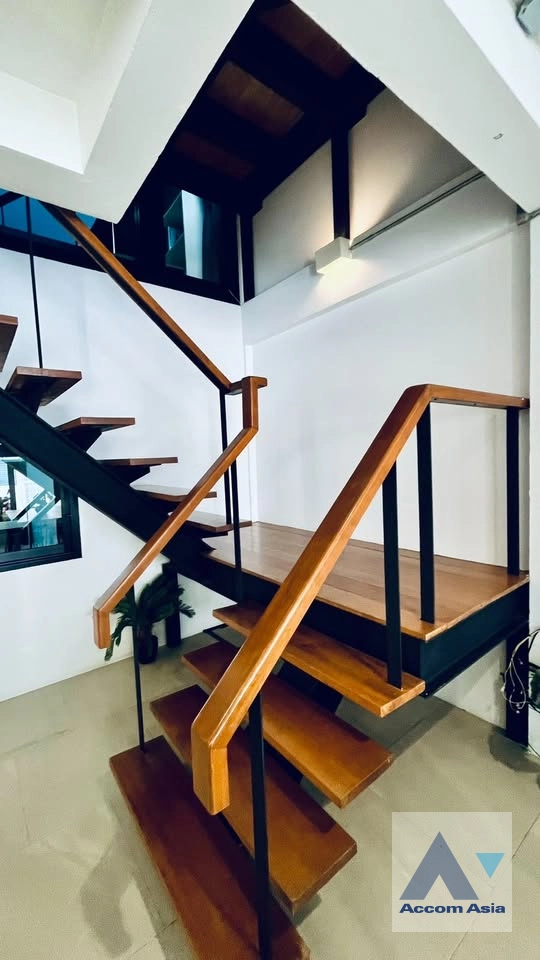 6  3 br Townhouse for rent and sale in Sukhumvit ,Bangkok BTS Ekkamai AA12098