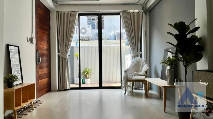 19  3 br Townhouse for rent and sale in Sukhumvit ,Bangkok BTS Ekkamai AA12098