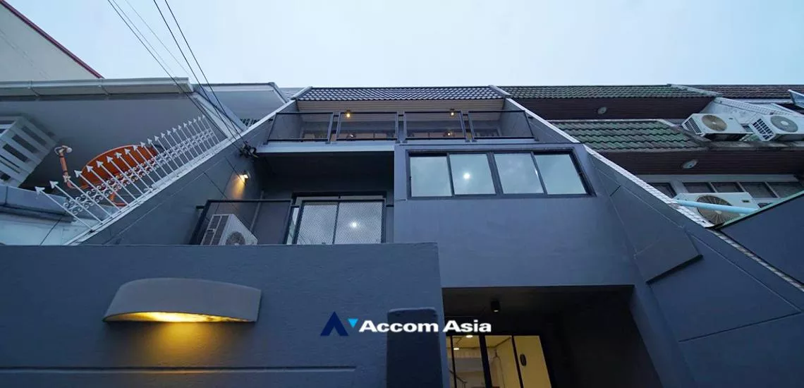 Home Office |  3 Bedrooms  Townhouse For Rent in Sukhumvit, Bangkok  near BTS Ekkamai (AA12098)