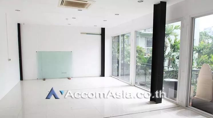  2  Retail / Showroom For Rent in Sukhumvit ,Bangkok BTS Thong Lo at 9.53 Community Mall AA12111