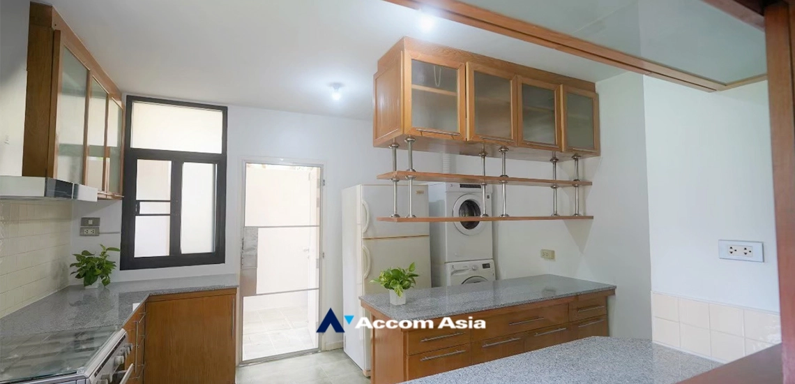  3 Bedrooms  House For Rent in Phaholyothin, Bangkok  (90396)