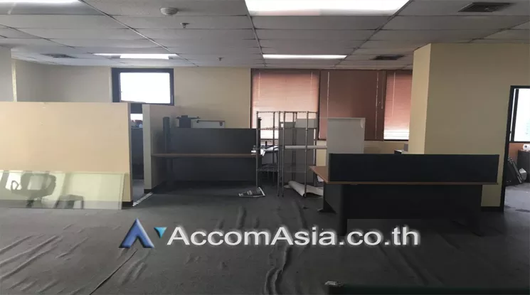  2  Office Space For Rent in Silom ,Bangkok BTS Sala Daeng at Kamolsukosol Building AA12354