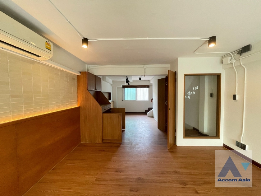 12  Townhouse For Rent in Sathorn ,Bangkok BRT Thanon Chan AA12410