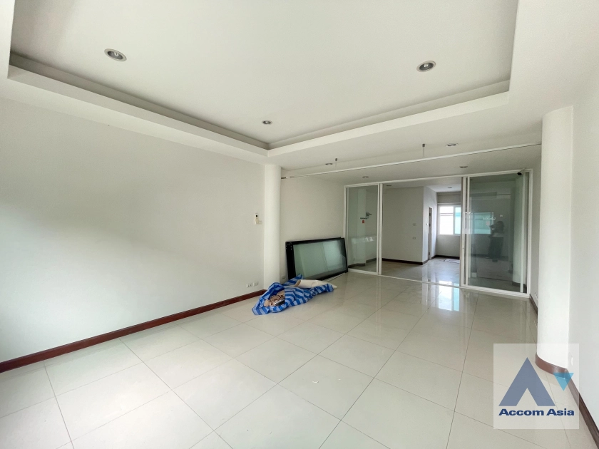20  Townhouse For Rent in Sathorn ,Bangkok BRT Thanon Chan AA12410
