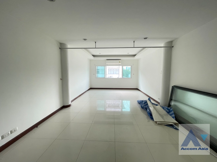 19  Townhouse For Rent in Sathorn ,Bangkok BRT Thanon Chan AA12410