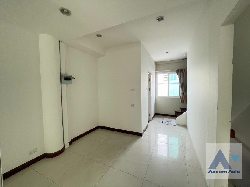 22  Townhouse For Rent in Sathorn ,Bangkok BRT Thanon Chan AA12410