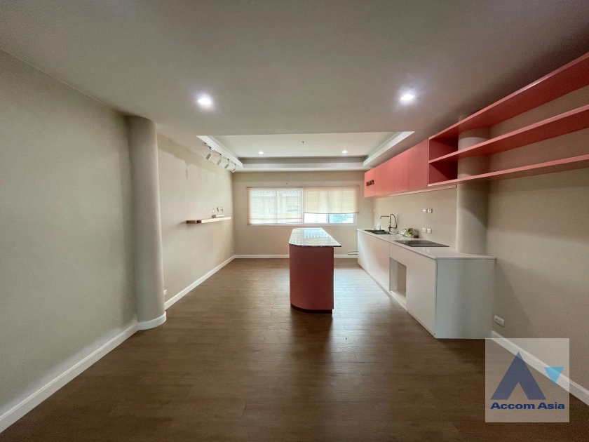 6  Townhouse For Rent in Sathorn ,Bangkok BRT Thanon Chan AA12410