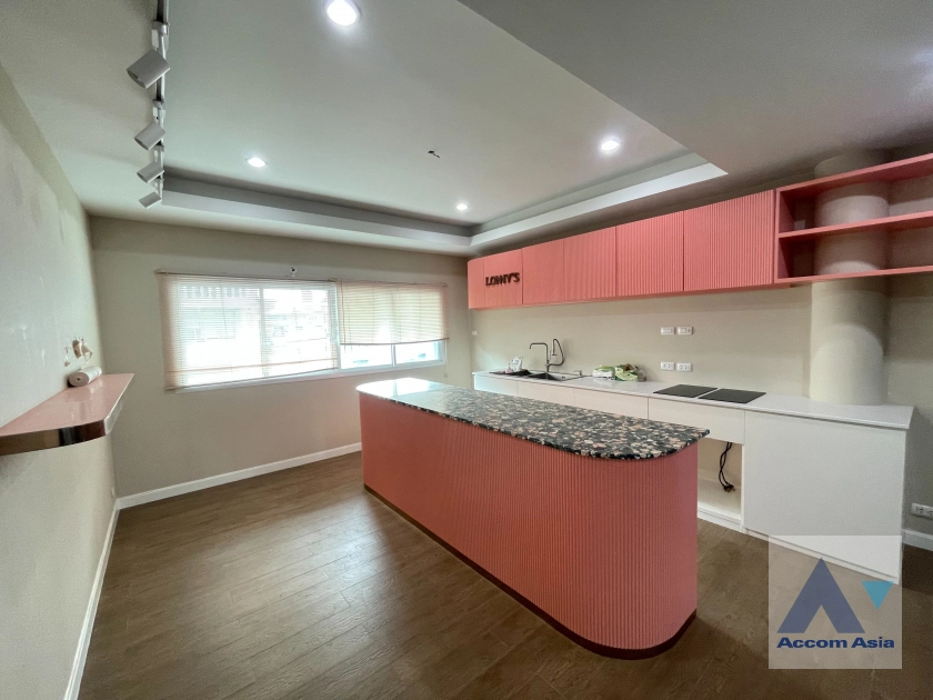 9  Townhouse For Rent in Sathorn ,Bangkok BRT Thanon Chan AA12410