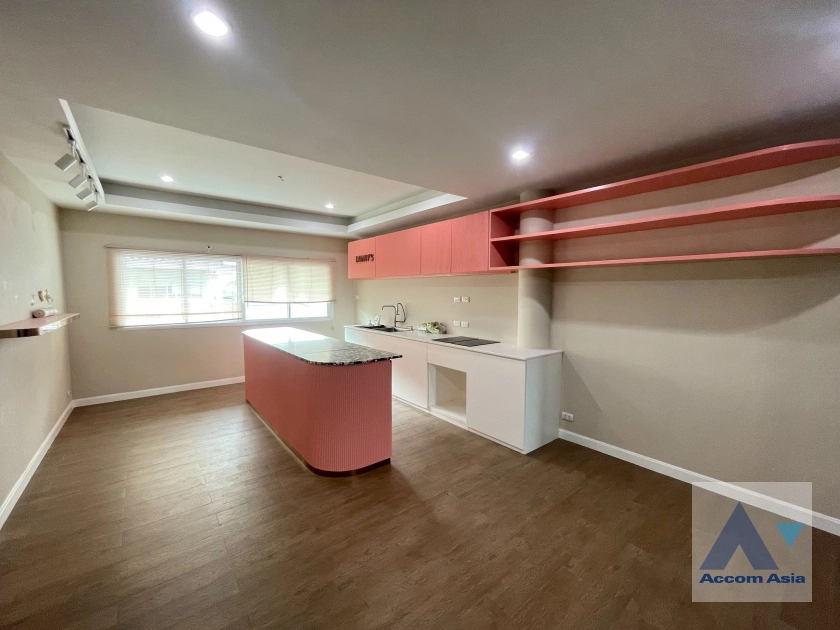 7  Townhouse For Rent in Sathorn ,Bangkok BRT Thanon Chan AA12410