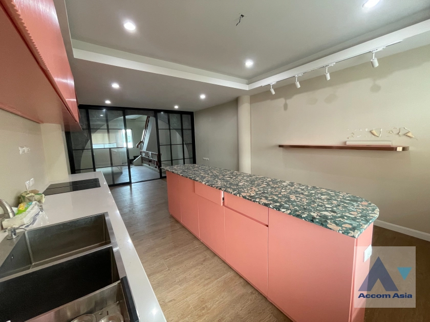 10  Townhouse For Rent in Sathorn ,Bangkok BRT Thanon Chan AA12410
