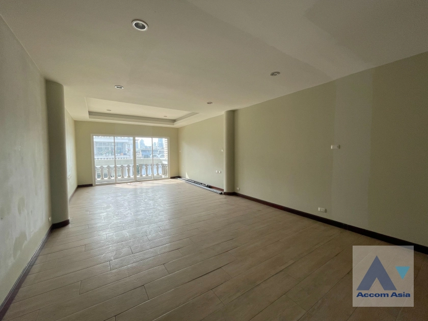 17  Townhouse For Rent in Sathorn ,Bangkok BRT Thanon Chan AA12410