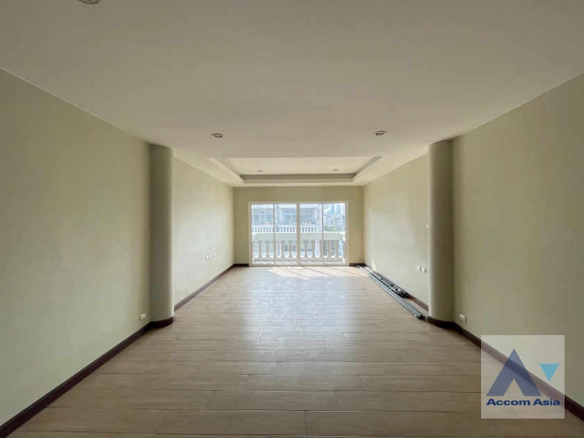 15  Townhouse For Rent in Sathorn ,Bangkok BRT Thanon Chan AA12410