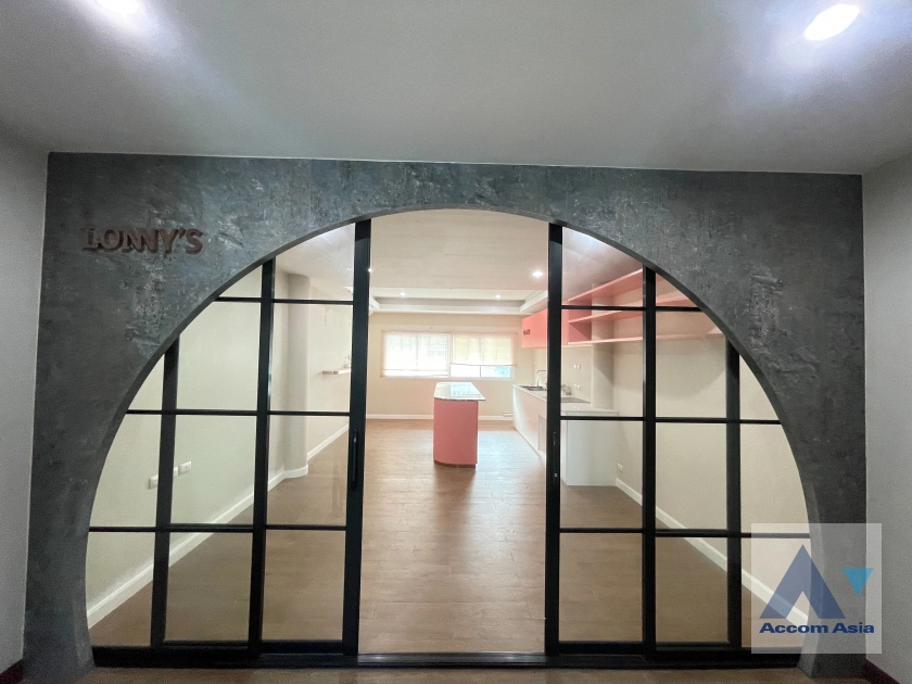 5  Townhouse For Rent in Sathorn ,Bangkok BRT Thanon Chan AA12410