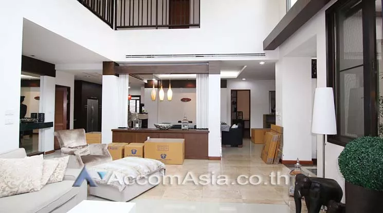 Private Swimming Pool, Pet friendly |  5 Bedrooms  House For Rent in Sukhumvit, Bangkok  near BTS Phrom Phong (AA12489)