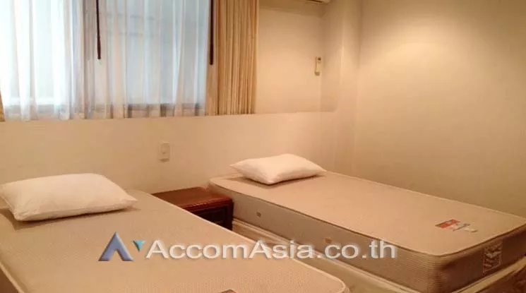  2 Bedrooms  Apartment For Rent in Ploenchit, Bangkok  near BTS Ratchadamri (AA12502)