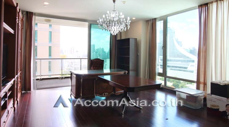  3 Bedrooms  Condominium For Rent in Ploenchit, Bangkok  near BTS Chitlom (AA12548)