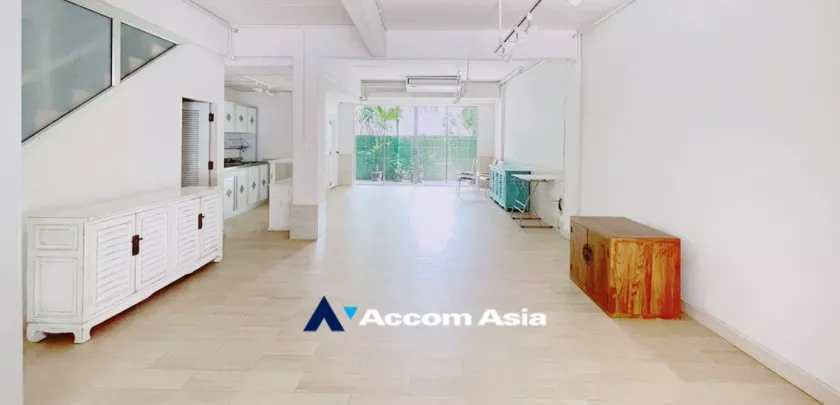  5 Bedrooms  Townhouse For Sale in Sukhumvit, Bangkok  near BTS Thong Lo (AA12553)