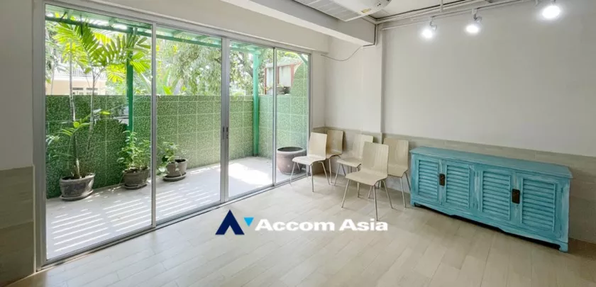  5 Bedrooms  Townhouse For Sale in Sukhumvit, Bangkok  near BTS Thong Lo (AA12553)