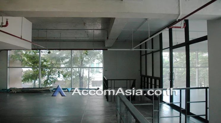  1  Retail / Showroom For Sale in Charoen Nakhon ,Bangkok BTS Krung Thon Buri at Villa Sathorn AA12605