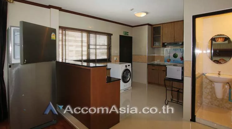 Pet friendly |  3 Bedrooms  Apartment For Rent in Sukhumvit, Bangkok  near BTS Ekkamai (AA12632)