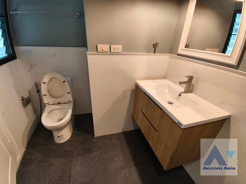 12  2 br Apartment for rent and sale in Sathorn ,Bangkok BTS Surasak at Good Location AA12818