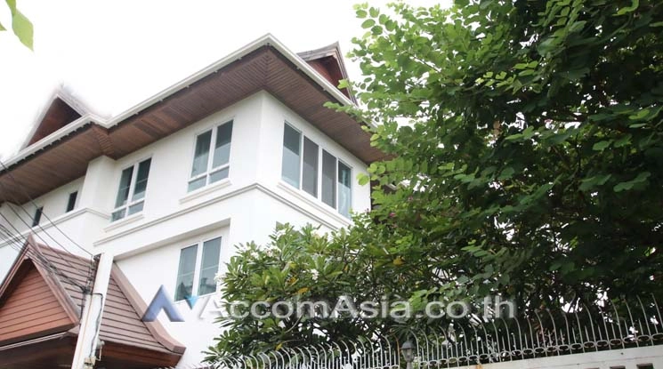 unitHome Office, Private Swimming Pool, Pet friendly |  4 Bedrooms  House For Rent in Sukhumvit, Bangkok  near BTS Ekkamai (AA13128)
