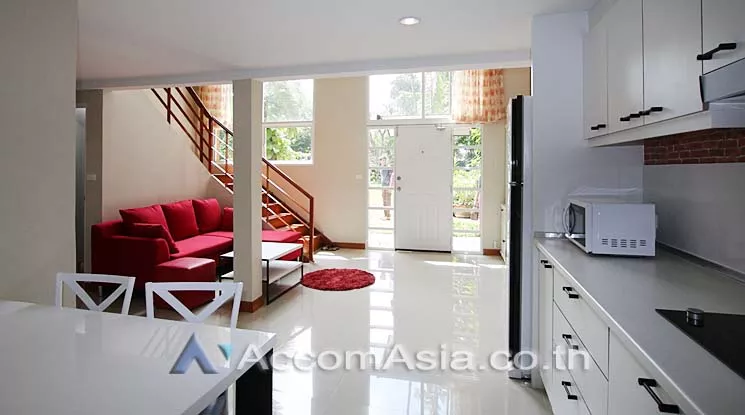  3 Bedrooms  Townhouse For Rent in Sukhumvit, Bangkok  near BTS Thong Lo (AA13203)