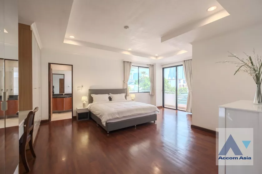  3 Bedrooms  Apartment For Rent in Sukhumvit, Bangkok  near BTS Thong Lo (AA13207)