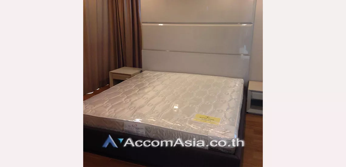  2 Bedrooms  Condominium For Rent in Silom, Bangkok  near BTS Chong Nonsi (AA13410)