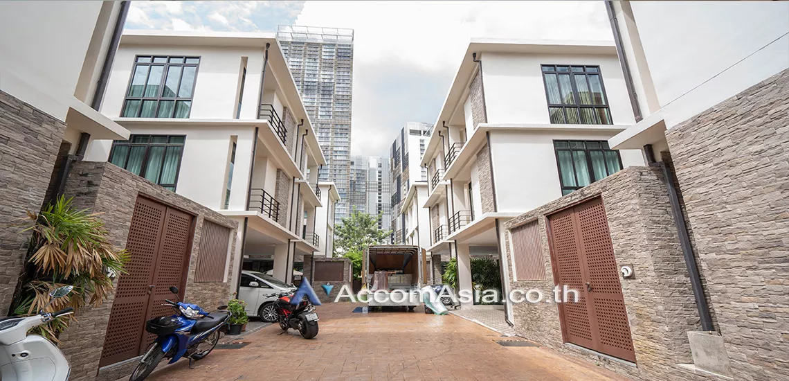  2  4 br House For Rent in Sukhumvit ,Bangkok BTS Phrom Phong at Emporium Pool Compound AA13419