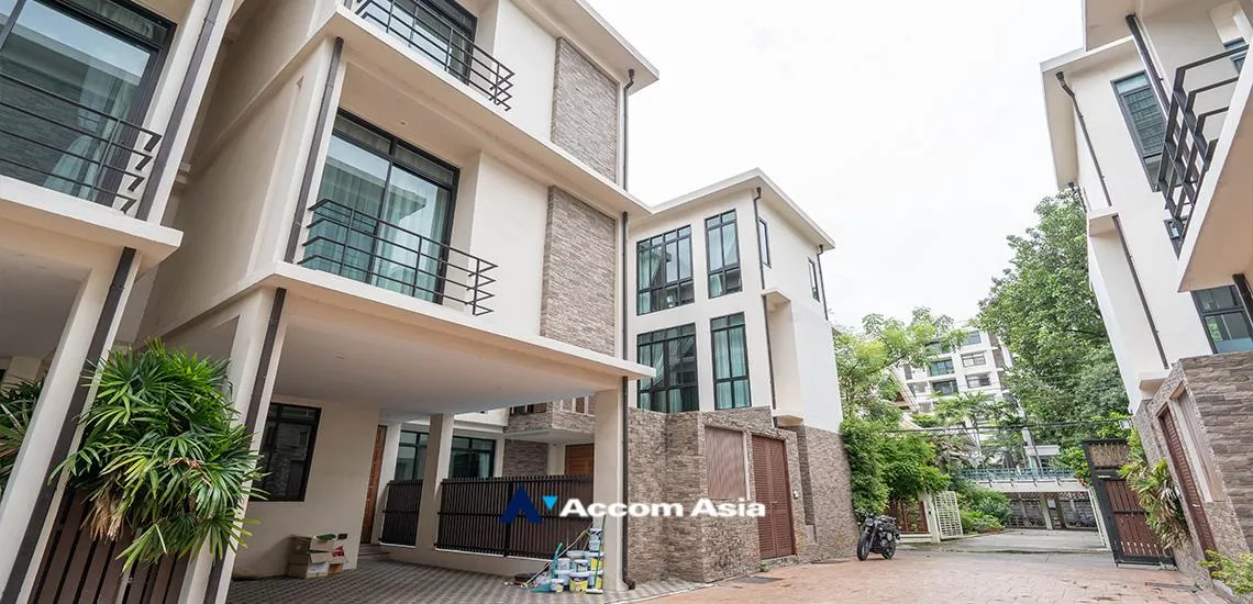  4 Bedrooms  House For Rent in Sukhumvit, Bangkok  near BTS Phrom Phong (AA13420)
